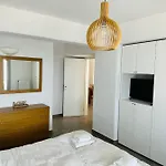 Seaview & Jacuzzi Sea View Apartament